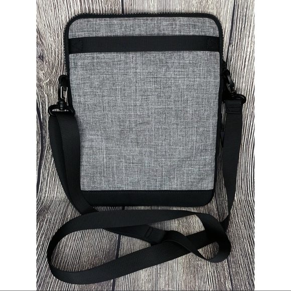 Tomtoc iPad Pro 11 Sleeve Case Crossbody Handle - Picture 3 of 4